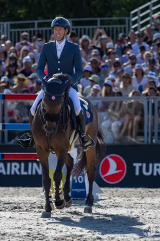Simon Delestre & Cayman Jolly Jumper