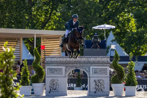 Simon Delestre & Cayman Jolly Jumper